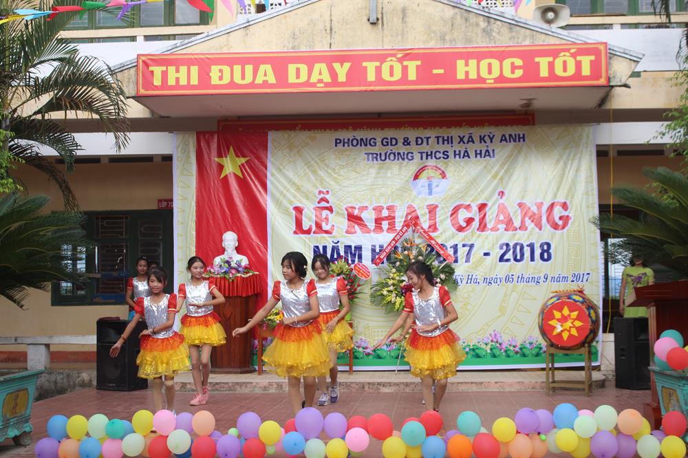 Một tiết mục văn nghệ tại lễ khai giảng năm học mới ở Trường THCS Hà Hải. Ảnh: Trần Tuấn