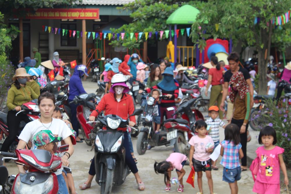 Rất đông phụ huynh đưa, đón các con đến Trường Mầm non Kỳ Hà dự lễ khai giảng năm học mới. Ảnh: Trần Tuấn