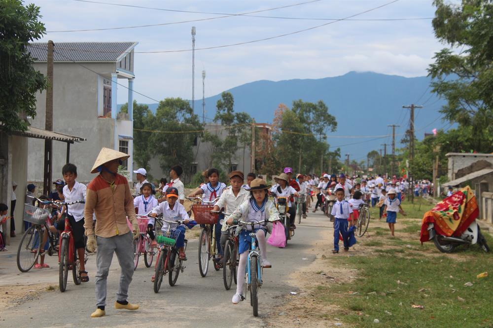 Chật kín học sinh xã Kỳ Hà trên đường về nhà sau khi kết thúc lễ khai giảng năm học mới 2017 - 2018. Ảnh: Trần Tuấn