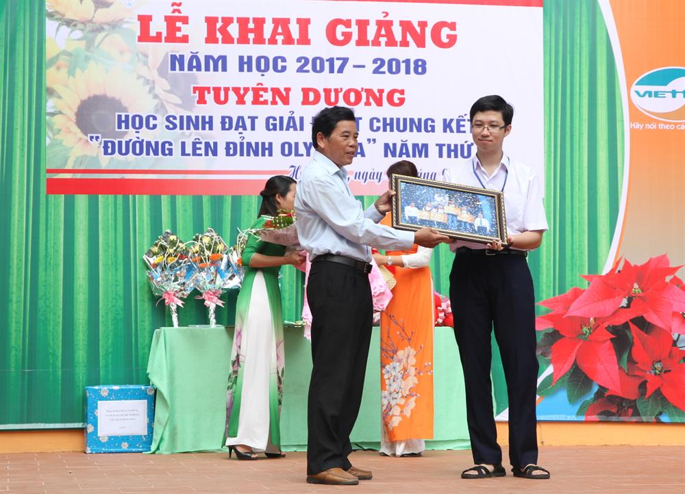 Đồng chí Trần Đăng Mậu - Phó Chủ tịch thường trực Hội Nhà báo tỉnh Quảng Trị trao bức tranh “Nhật Minh đăng quang cuộc thi Đường lên đỉnh Olympia 2017” cho em Phan Đăng Nhật Minh. Ảnh: Hưng Thơ.