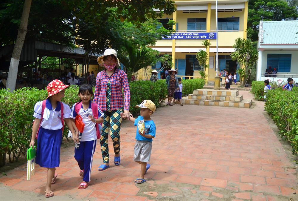 Do đặc thù của vùng ven biên, đầu nguồn sông Cửu Long nên phần lớn người đến tuổi lao động ở An Phú phải đi ra ngoài tỉnh tìm việc kiếm sống, nên phụ huynh đưa con, em đến trường dự lễ khai giảng chủ yếu là phụ nữ...