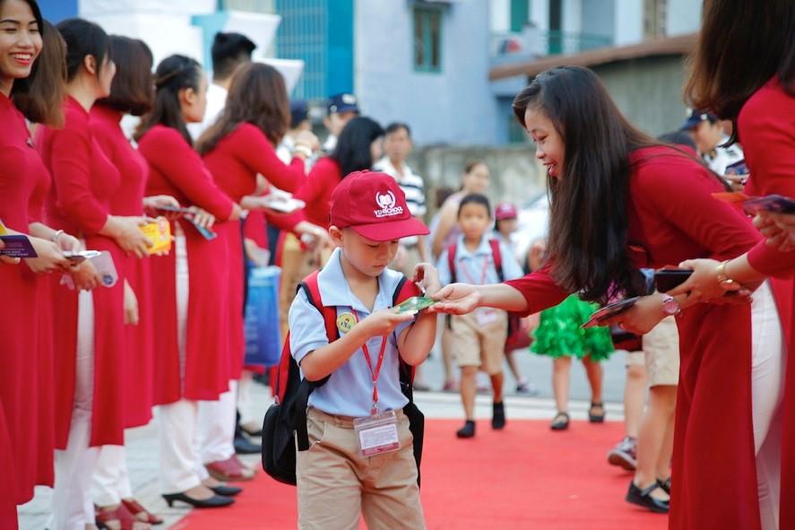 Nhiều phụ huynh và học sinh đã rất bất ngờ khi các thầy cô trong Ban giám hiệu và giáo viên ra tận cổng trường đón các em học sinh vào Lễ khai giảng.