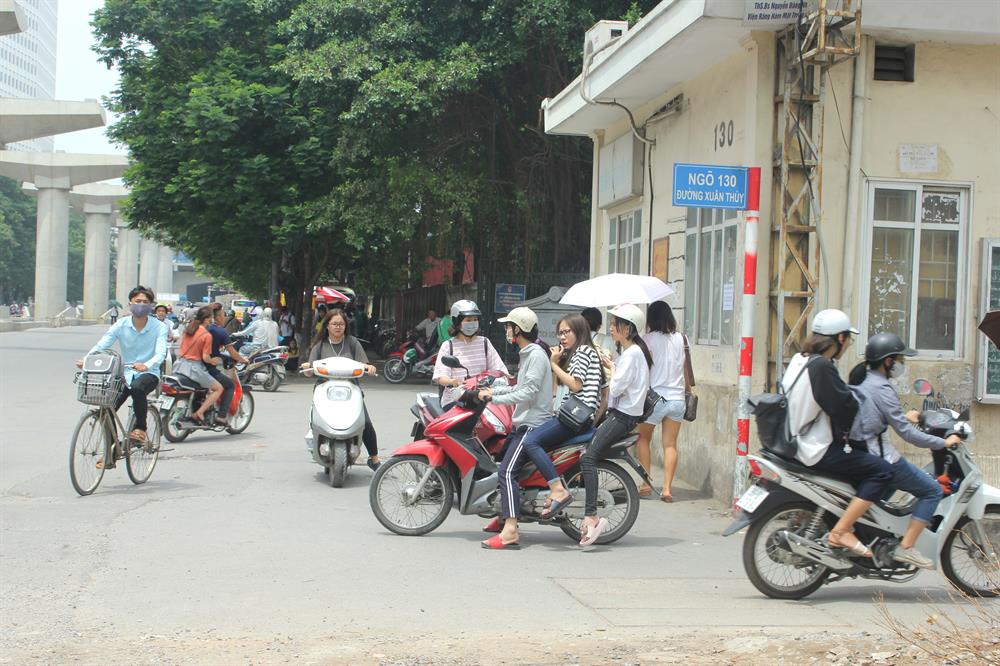 Nhan nhản học sinh đi xe đạp điện không đội mũ bảo hiểm | Lao Động ...
