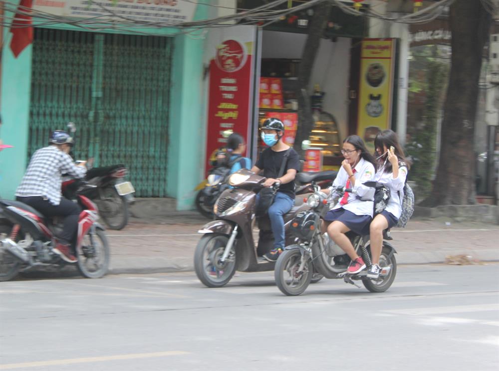 Nhan nhản học sinh đi xe đạp điện không đội mũ bảo hiểm | Lao Động ...