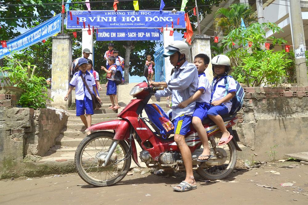 Ở những địa bàn khô ráo, phụ huynh có thể chủ động đưa rước con em đến trường.