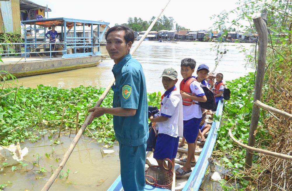 Nhưng với địa bàn ngập sâu, nguy hiểm, các địa phương phối hợp cùng nhà trưởng tổ chức đưa rước để đảm bảo an toàn cho học sinh.