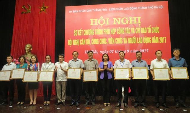 Bà Nguyễn Thị Tuyến - Ủy viên Đoàn Chủ tịch Tổng LĐLĐVN, Chủ tịch LĐLĐ TP. Hà Nội và ông Đào Ngọc Triệu - Phó trưởng ban Dân vận Thành ủy Hà Nội trao Bằng khen của LĐLĐ TP. Hà Nội cho các tập thể có thành tích xuất sắc. Ảnh: Xuân Trường