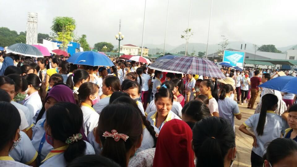 Công nhân đội nắng kiên quyết yêu cầu Cty tăng lương, giảm phạt và cải thiện môi trường, điều kiện lao động sáng 8.9. 