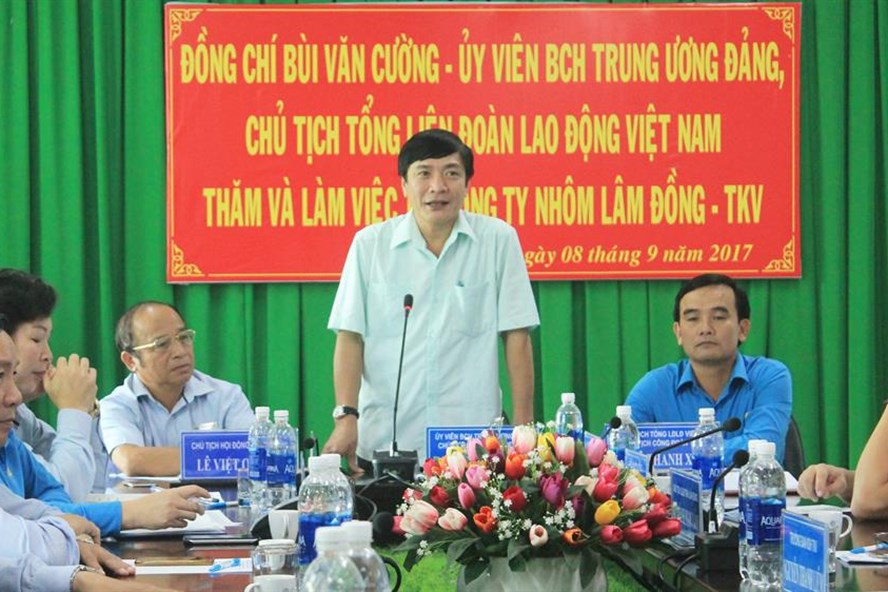 Chủ tịch Tổng LĐLĐ Việt Nam Bùi Văn Cường làm việc với Công ty nhôm Lâm Đồng. Ảnh: K’Liệp