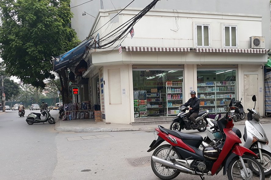 Một cửa hàng bán đồ xách tay nằm ở vị trí đắc địa tại phố Nguyễn Sơn (Hà Nội) nhưng không được trưng biển. Ảnh: PV