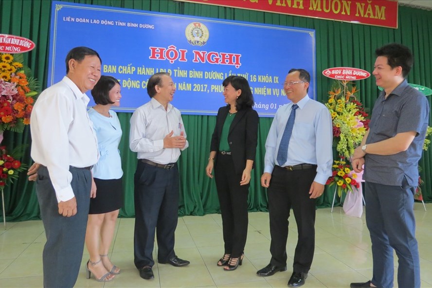 Lãnh đạo Tổng LĐLĐ VN, Tỉnh ủy Bình Dương trao đổi với đại diện LĐLĐ tỉnh Bình Dương tại hội nghị - Ảnh: L.T