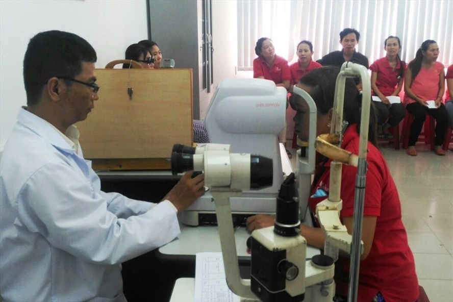 Công nhân được khám mắt để phát hiện và điều trị sớm các bệnh liên quan về mắt. Ảnh: LP