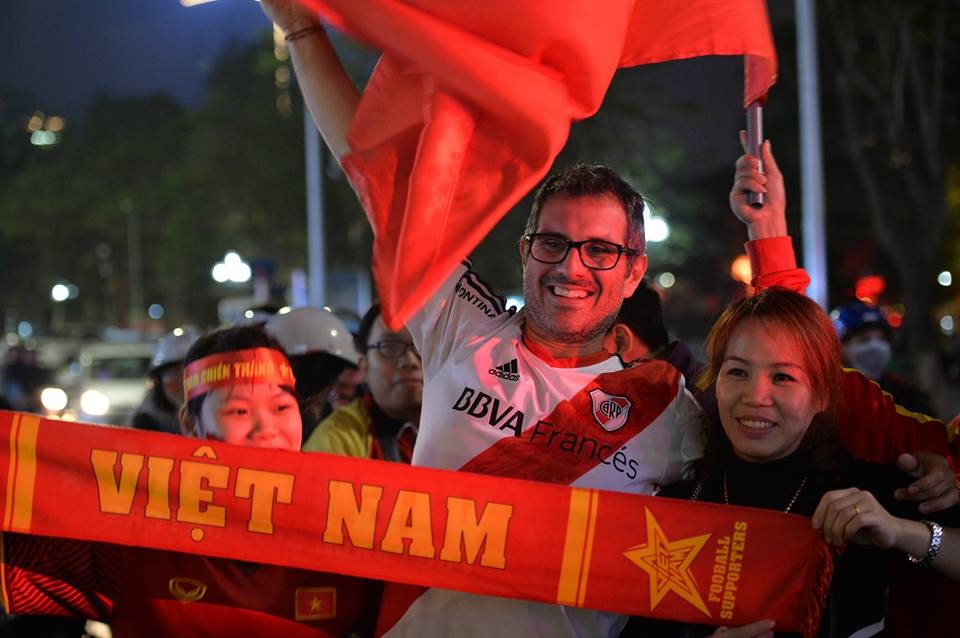 Phấn khích với U23 Việt Nam, người hâm mộ đổ ra Hồ Gươm ăn mừng 