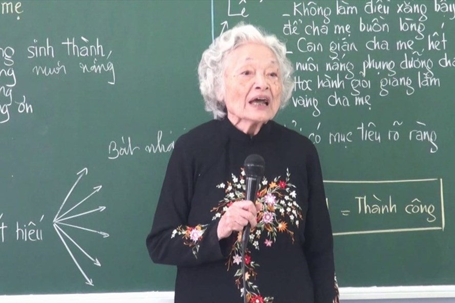 Dù đã 87 tuổi nhưng cô giáo Đàm Lê Đức vẫn đứng lớp giảng dạy về đức dục và trí dục. Ảnh: NV