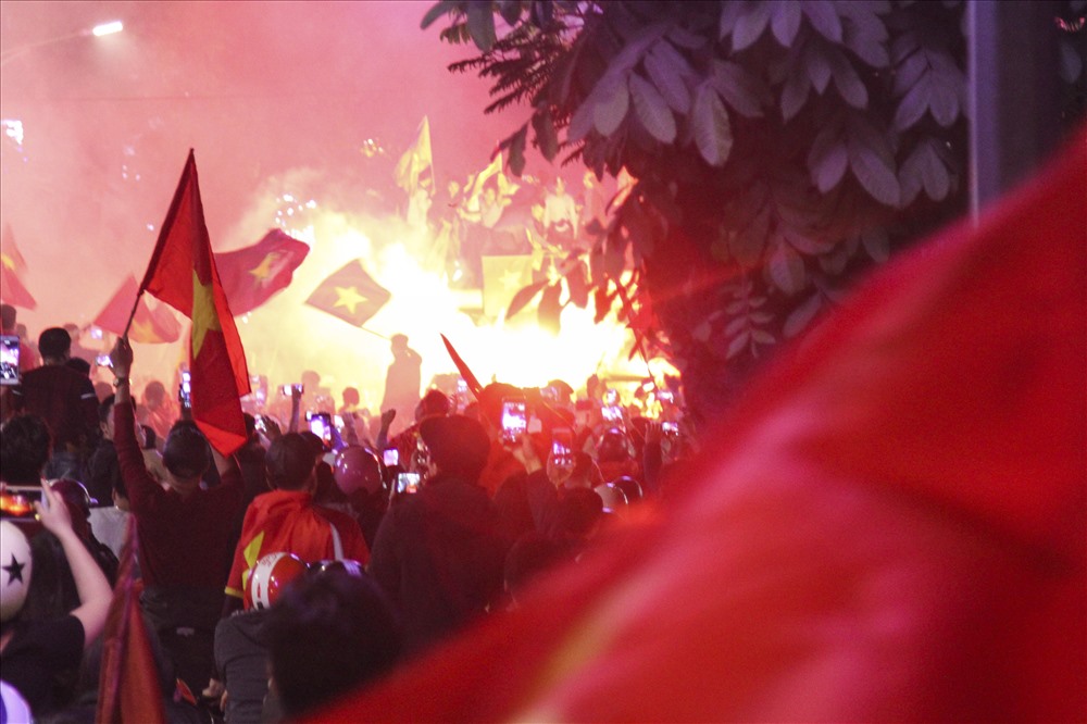 Trèo lên nóc xe buýt, ra ban công vẫy cờ mừng chiến thắng của U23 Việt Nam