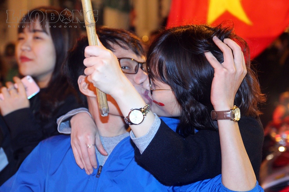 Những nụ hôn mừng chiến thắng giữa biển người hâm mộ