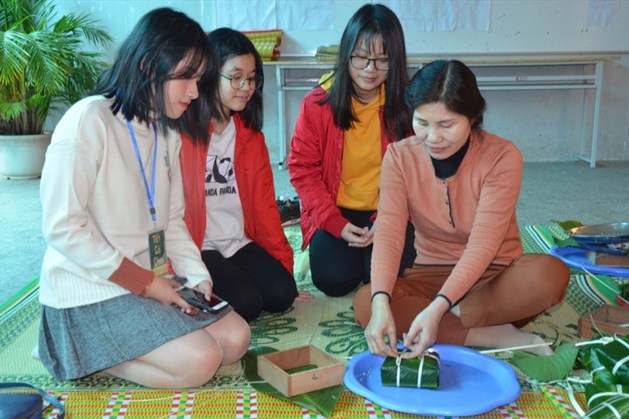 Học sinh Trường THCS & THPT Lương Thế Vinh cơ sở 1 - Tân Triều học cách gói bánh chưng. Ảnh: HN