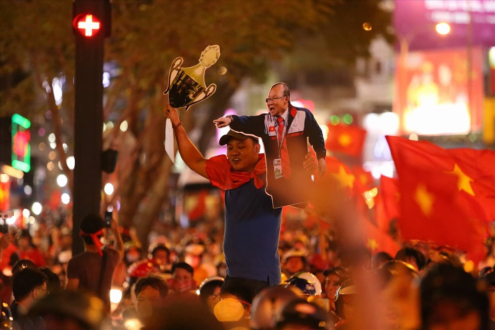 Cổ động viên Việt Nam làm hình nộm cảm ơn HLV Park Hang-seo