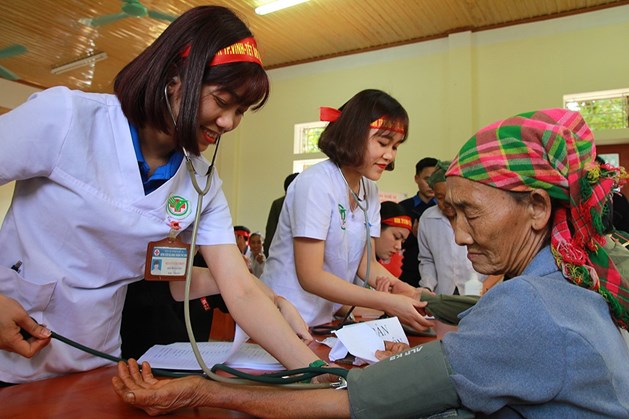 Khám chữa bệnh và cấp phát thuốc miễn phí tại xã Tam Hợp, huyện Tương Dương, Nghệ An. ảnh:CT