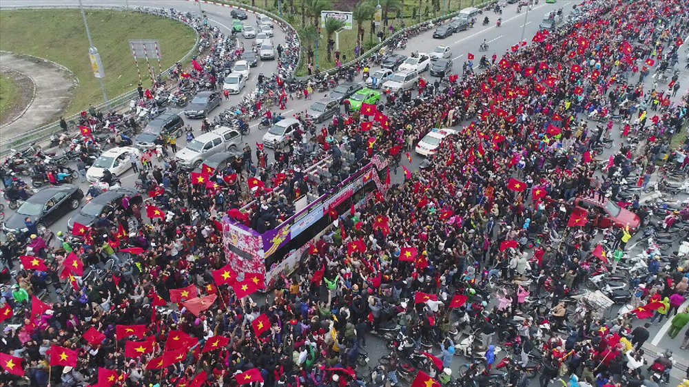 Kết quả hình ảnh cho Đón đội bóng U23 đỏ rực cờ