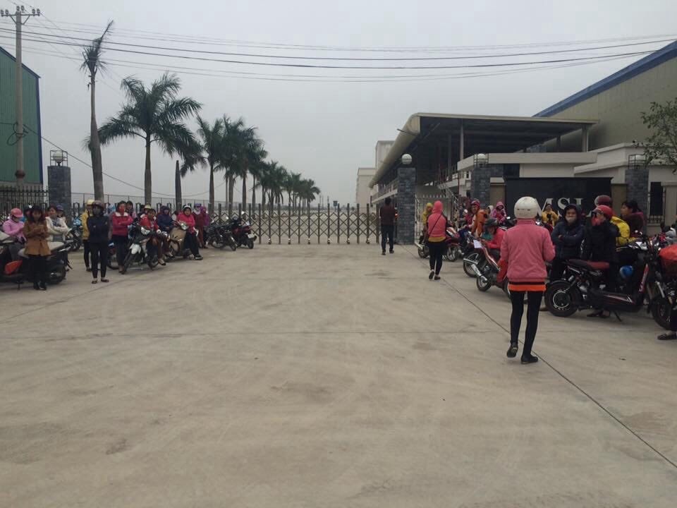 Cảnh công nhân tụ tập trước cổng Cty sáng 6.1. Ảnh: Công nhân cung cấp 