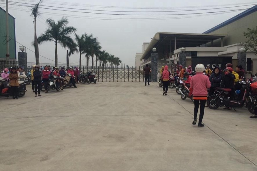 Cảnh công nhân tụ tập trước cổng Cty sáng 6.1. Ảnh: Công nhân cung cấp