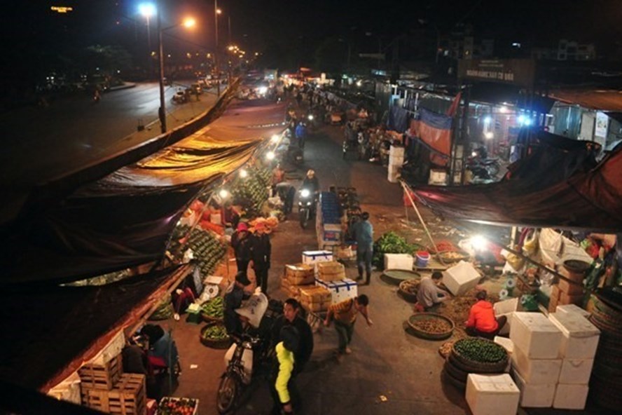Chợ Long Biên về đêm