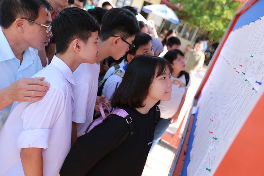 Học sinh dự kỳ thi vào lớp 10 năm học 2018-2019 tại địa điểm thi quận Cầu Giấy (Hà Nộ). Ảnh: HẢI NGUYỄN