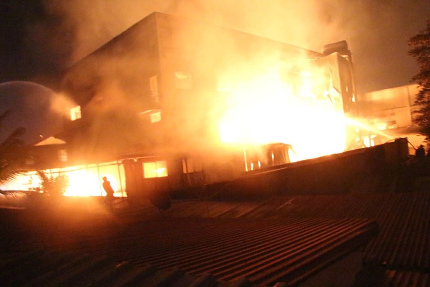 Vụ cháy ở Cty gỗ đe dọa cháy lan sang nhiều hộ dân và nhà trọ công nhân.