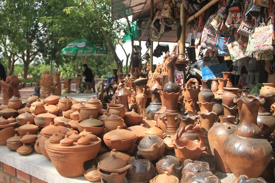 Các sản phẩm gốm Bàu Trúc sau khi làm xong có màu đỏ tự nhiên của đất hoặc vàng đỏ, đỏ hồng, đen xám, vệt nâu, thể hiện đặc trưng của nền văn hóa Chăm-Pa.