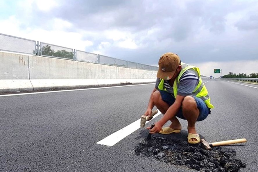 Thứ trưởng Bộ GTVT Lê Đình Thọ chỉ đạo dẹp ngay hình ảnh vá cao tốc thủ công, gây phản cảm dù việc dùng nhựa đường cấp bách là cho phép.