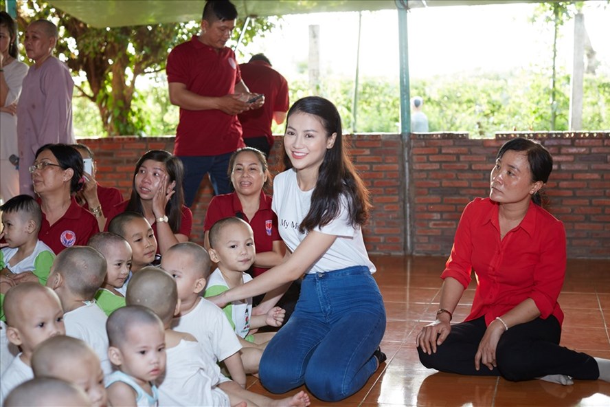 Miss Earth Việt Nam Nguyễn Phương Khánh giản dị nhặt rác cùng tình nguyện viên trên sông Cửu Long