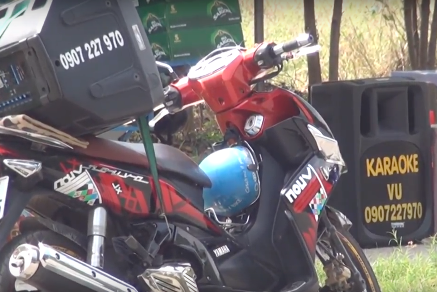 Loa th&ugrave;ng di động h&aacute;t karaoke xuất hiện ở khắp mọi nơi. Ảnh: Đ.T