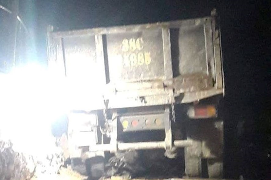 Chiếc xe tải cuốn xe máy vào gầm khiến nữ sinh lớp 10 tử vong