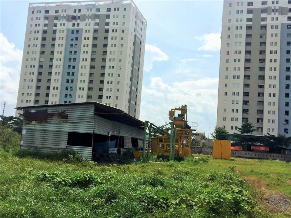Người dân chung cư Tín Phong quận 12 đang gõ cửa cầu cứu khắp nơi trước việc cuộc sống của họ đối mặt nguy cơ ô nhiễm khi chính quyền cho phê duyệt một trạm trung chuyển rác ở đối diện với chung cư. Người dân chung cư Tín Phong quận 12 đang gõ cửa cầu cứu khắp nơi trước việc cuộc sống của họ đối mặt nguy cơ ô nhiễm khi chính quyền cho phê duyệt một trạm trung chuyển rác ở đối diện với chung cư.