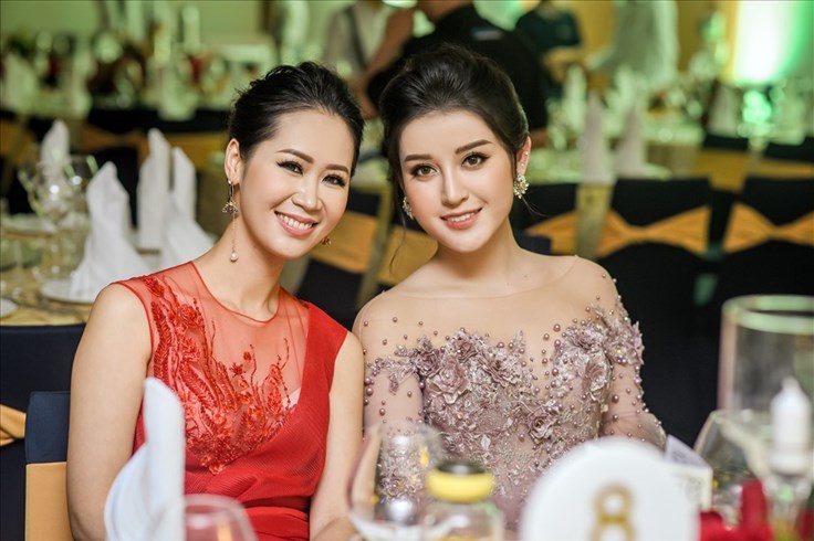 Dù hơn 12 tuổi, Hoa hậu Dương Thùy Linh vẫn tự tin đọ sắc bên Á hậu Huyền My Dù hơn 12 tuổi, Hoa hậu Dương Thùy Linh vẫn tự tin đọ sắc bên Á hậu Huyền My