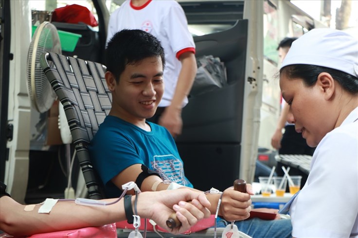 Hơn 1.000 sinh viên tham gia hiến máu tình nguyện Hơn 1.000 sinh viên tham gia hiến máu tình nguyện