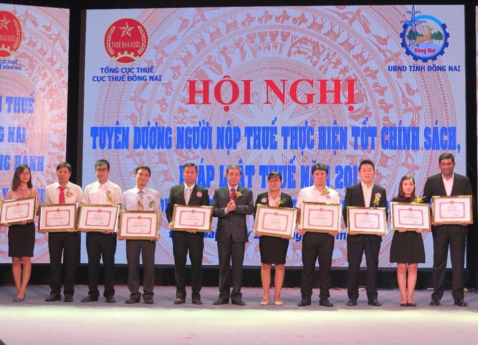 Ông Nguyễn Quốc Hùng, Phó chủ tịch UBND tỉnh Đồng Nai trao bằng khen cho đại diện Nestlé Việt Nam cùng đại diện các doanh nghiệp, cá nhân khác. Ông Nguyễn Quốc Hùng, Phó chủ tịch UBND tỉnh Đồng Nai trao bằng khen cho đại diện Nestlé Việt Nam cùng đại diện các doanh nghiệp, cá nhân khác.