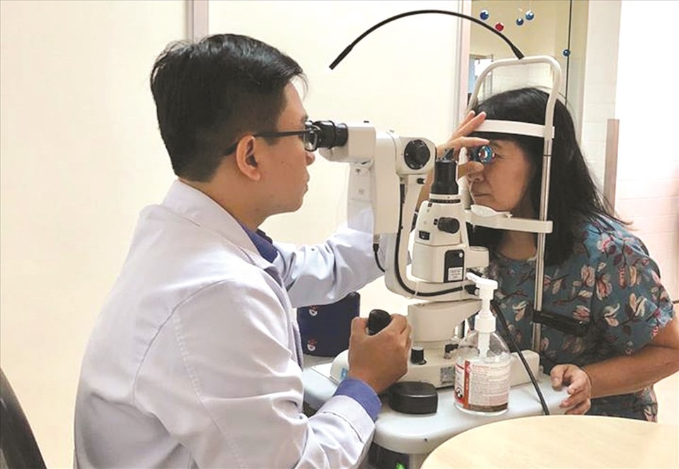 Bác sĩ đang thăm khám cho người bệnh. Bác sĩ đang thăm khám cho người bệnh.