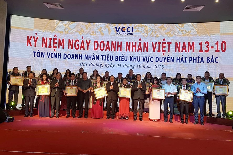 Chủ tịch Phòng Thương mại và Công nghiệp Việt Nam trao tặng bằng khen, tôn vinh 30 doanh nhân tiêu biểu. Ảnh: PV.