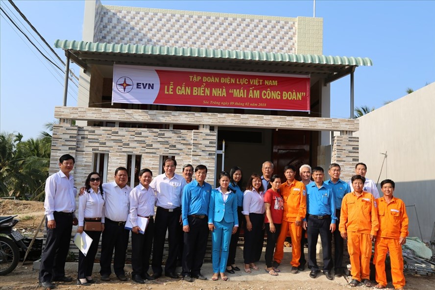 “Mái ấm cđ” được xây dựng trên Làng Điện lực mang đến niềm vui cho NLĐ làm việc ở Cty Điện lực Sóc Trăng. “Mái ấm cđ” được xây dựng trên Làng Điện lực mang đến niềm vui cho NLĐ làm việc ở Cty Điện lực Sóc Trăng.