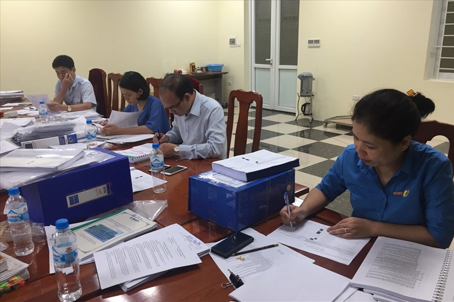 Các chuyên gia đang chấm điểm hồ sơ tham gia Bảng xếp hạng “Doanh nghiệp vì Người lao động” 2018. Ảnh: Đ.T