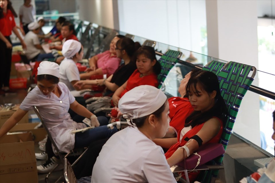 Hàng trăm người dân hiến máu theo phong cách Hương quê giữa Sài Gòn Hàng trăm người dân hiến máu theo phong cách Hương quê giữa Sài Gòn