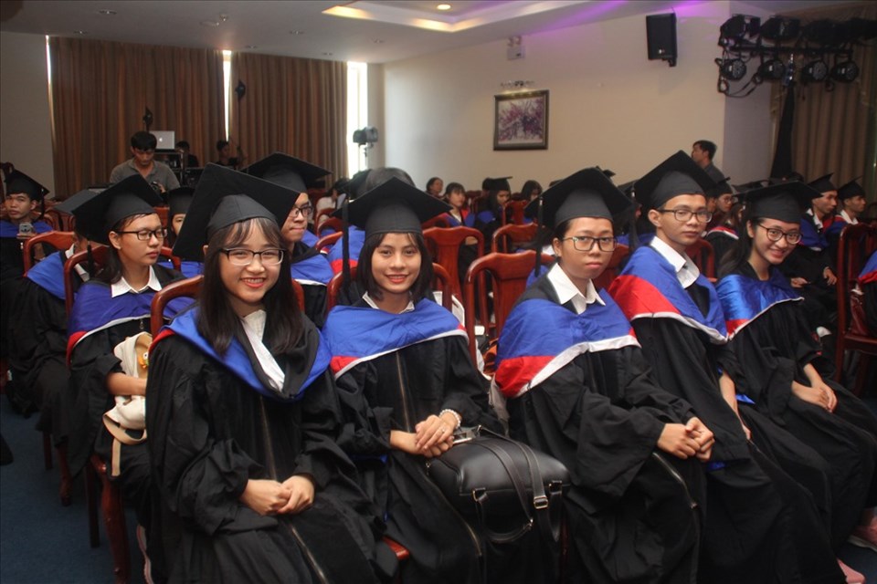 Từ cô bé bán rau đến thủ khoa ngành sư phạm tiểu học Từ cô bé bán rau đến thủ khoa ngành sư phạm tiểu học