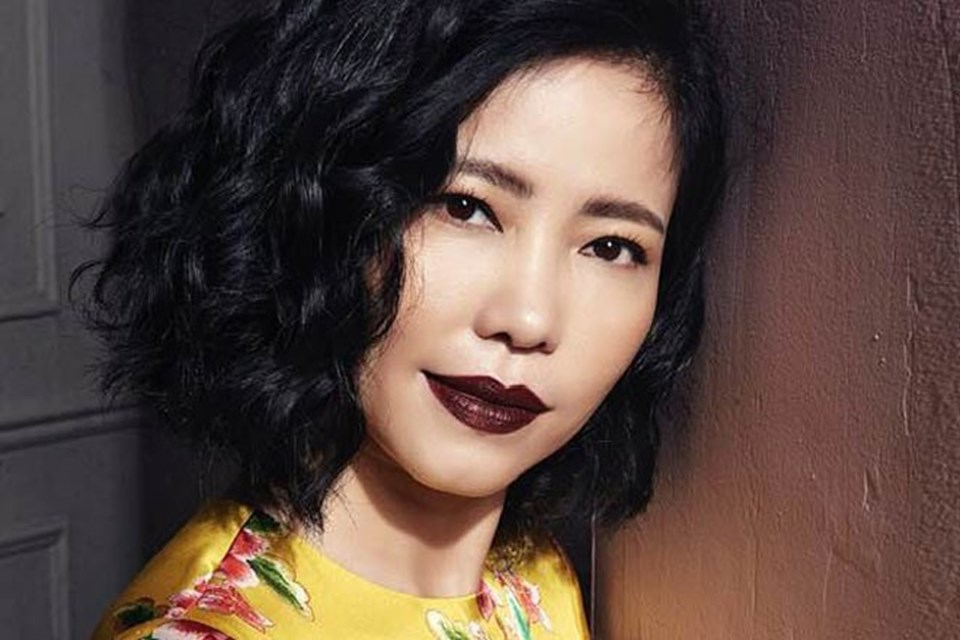 Nhà thiết kế Hà Linh Thư mang sự độc đáo vào "Cơn mưa tháng 11" Nhà thiết kế Hà Linh Thư mang sự độc đáo vào "Cơn mưa tháng 11"