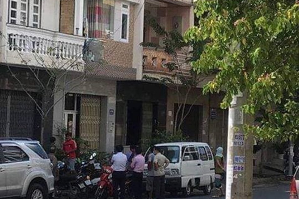 Phát hiện nguyên hiệu trưởng trường THPT Trấn Biên tử vong tại nhà riêng Phát hiện nguyên hiệu trưởng trường THPT Trấn Biên tử vong tại nhà riêng