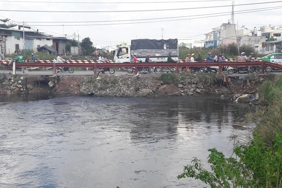 TP.HCM: Nam sinh viên trường ĐH Sài Gòn nghi bị nước cuốn trôi trong cơn bão số 9 TP.HCM: Nam sinh viên trường ĐH Sài Gòn nghi bị nước cuốn trôi trong cơn bão số 9