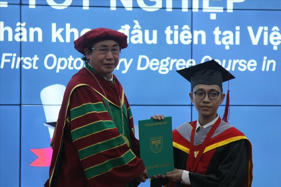 Các cử nhân khúc xạ nhãn khoa đầu tiên tại Việt Nam tốt nghiệp Các cử nhân khúc xạ nhãn khoa đầu tiên tại Việt Nam tốt nghiệp