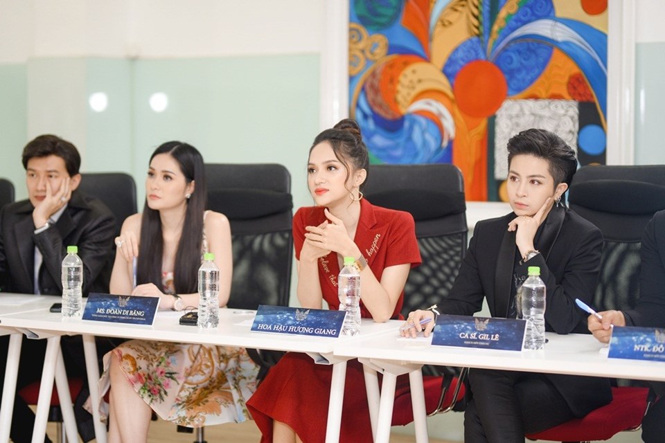 Hương Giang đẹp tựa "nữ thần" sánh đôi bên Gil Lê Hương Giang đẹp tựa "nữ thần" sánh đôi bên Gil Lê