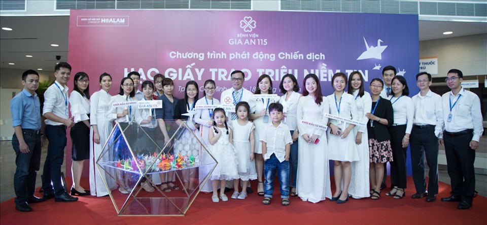 Tập thể CB-CNV Bệnh viện Gia An 115 hiện đang mở "chiến dịch" xếp 5.000 con hạc giấy... Ảnh: C.H Tập thể CB-CNV Bệnh viện Gia An 115 hiện đang mở "chiến dịch" xếp 5.000 con hạc giấy... Ảnh: C.H